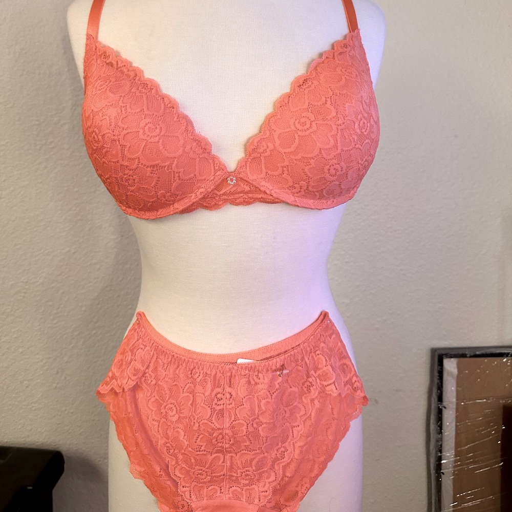 Wacoal lace bra 32dd  and panty set coral